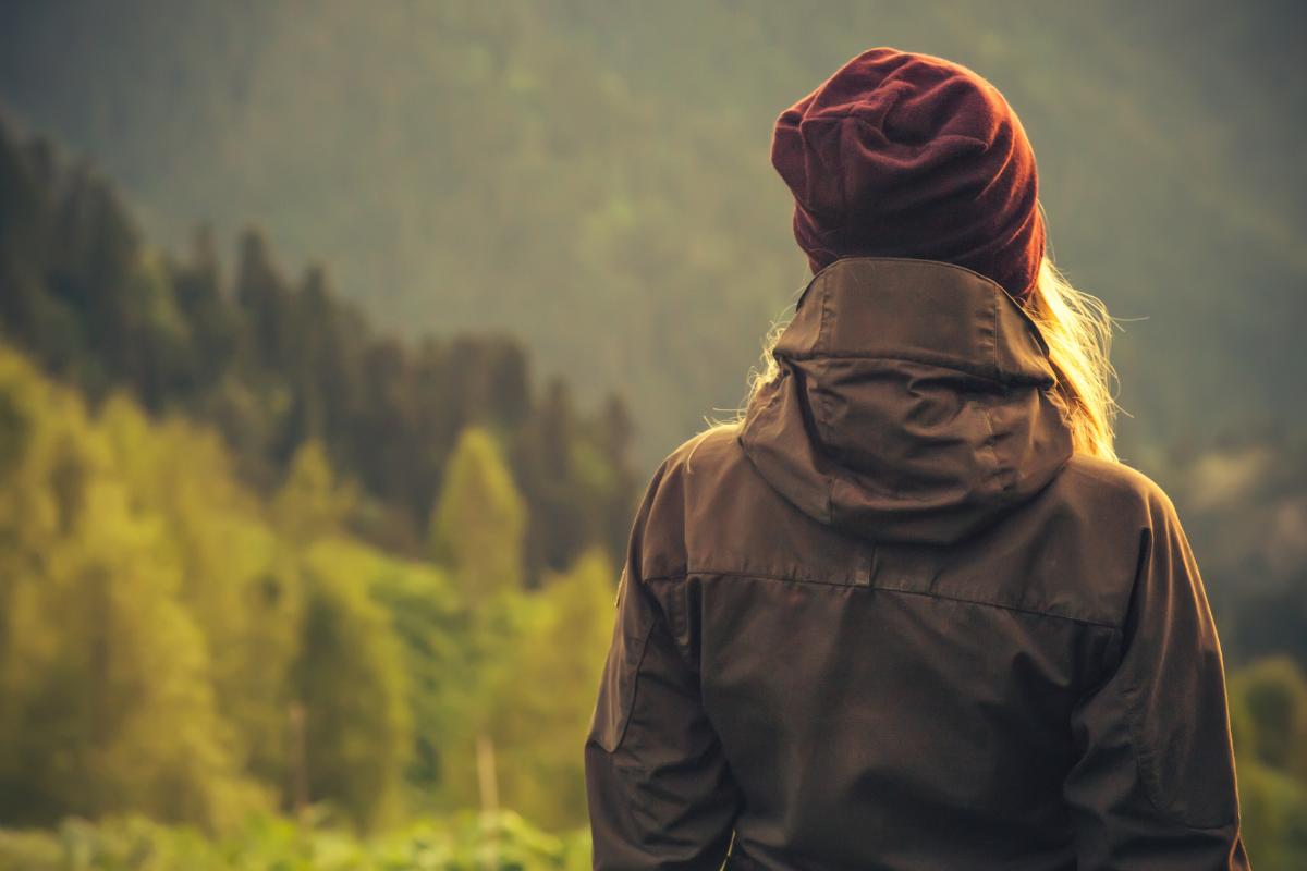 lugares para viajar sozinho: mulher em uma viagem sozinha